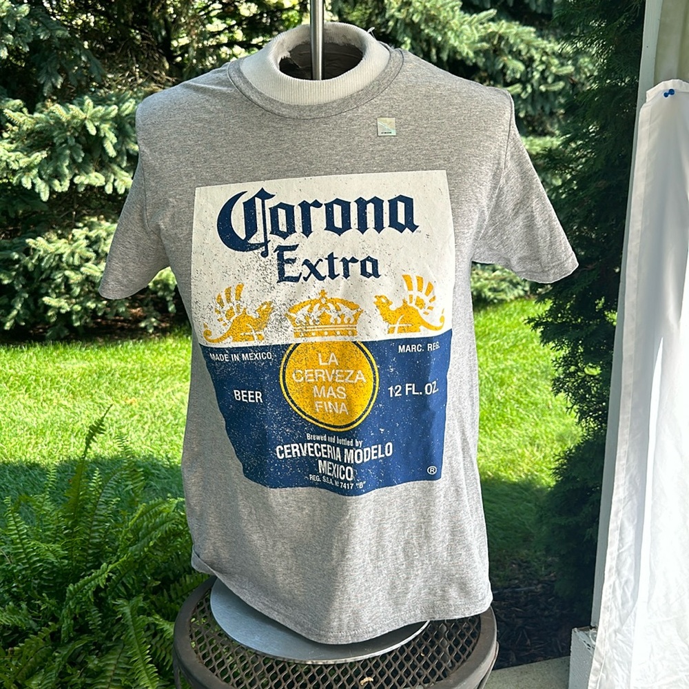 Men’s corona T-shirt, size M. New with tags. Bundle and save!